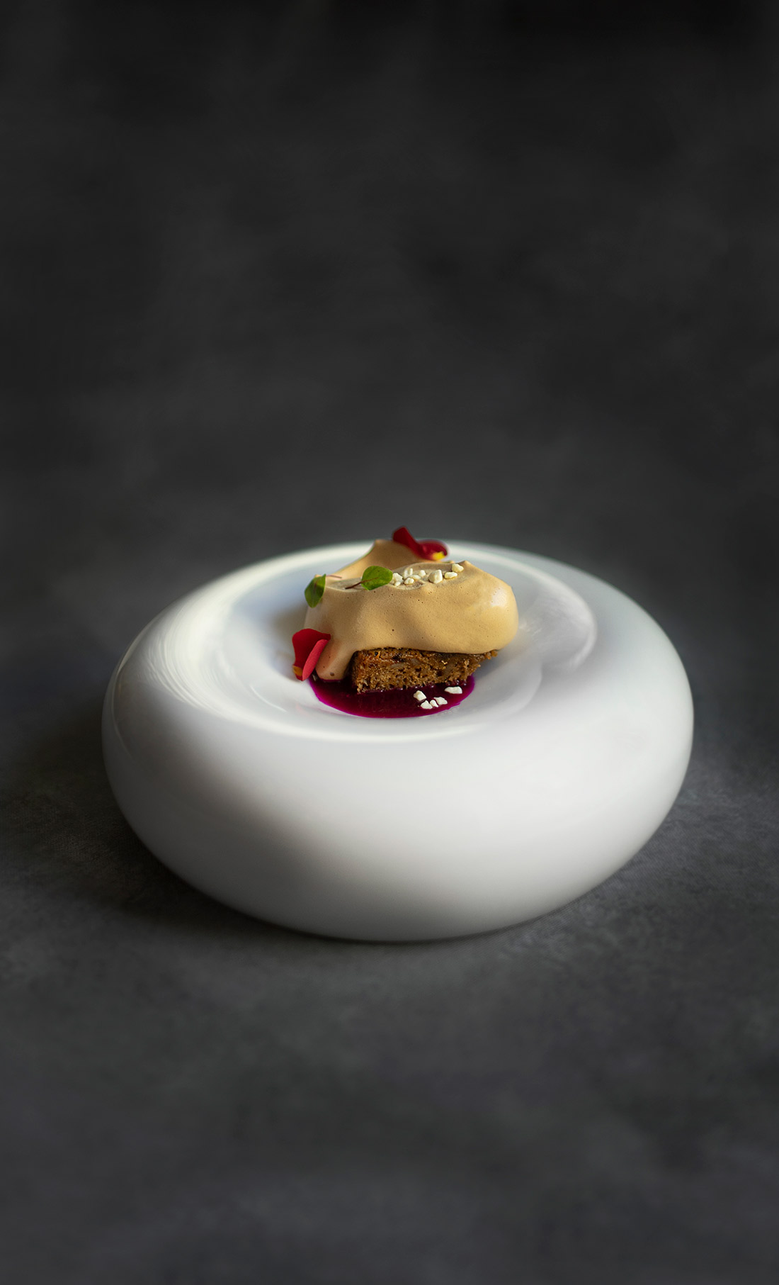 Nube de café y pitaya, una de las creaciones del restaurante Arzak, con tres estrellas Michelin.