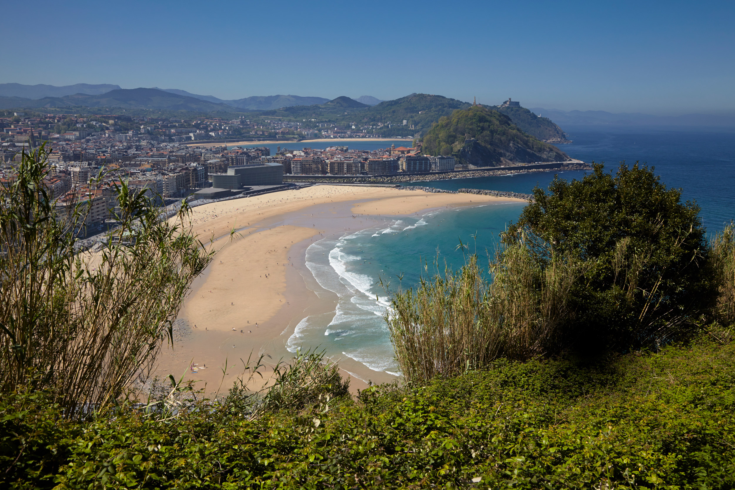 Vistas a la playa de la Zurriola desde el monte Ulía, en Gros.