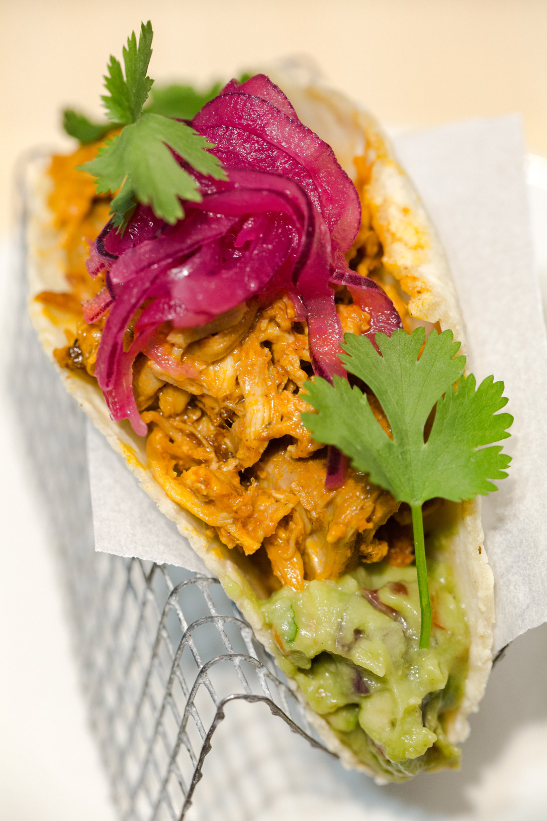 Cochinita pibil, uno de los clásicos de la Taquería Kursaal, en el barrio de Gros.