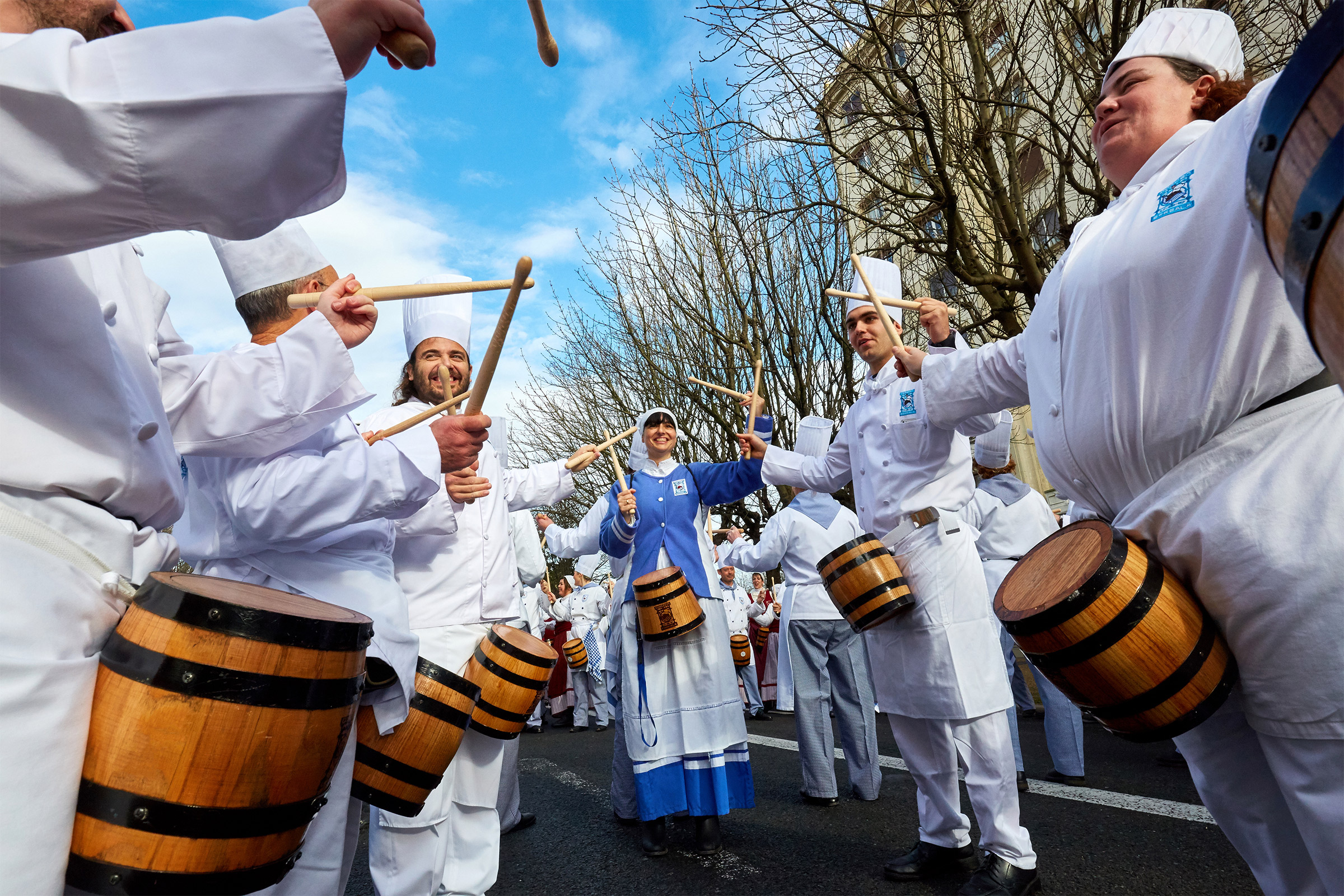 Los cocineros con barriles en la Tamborrada de San Sebastián.