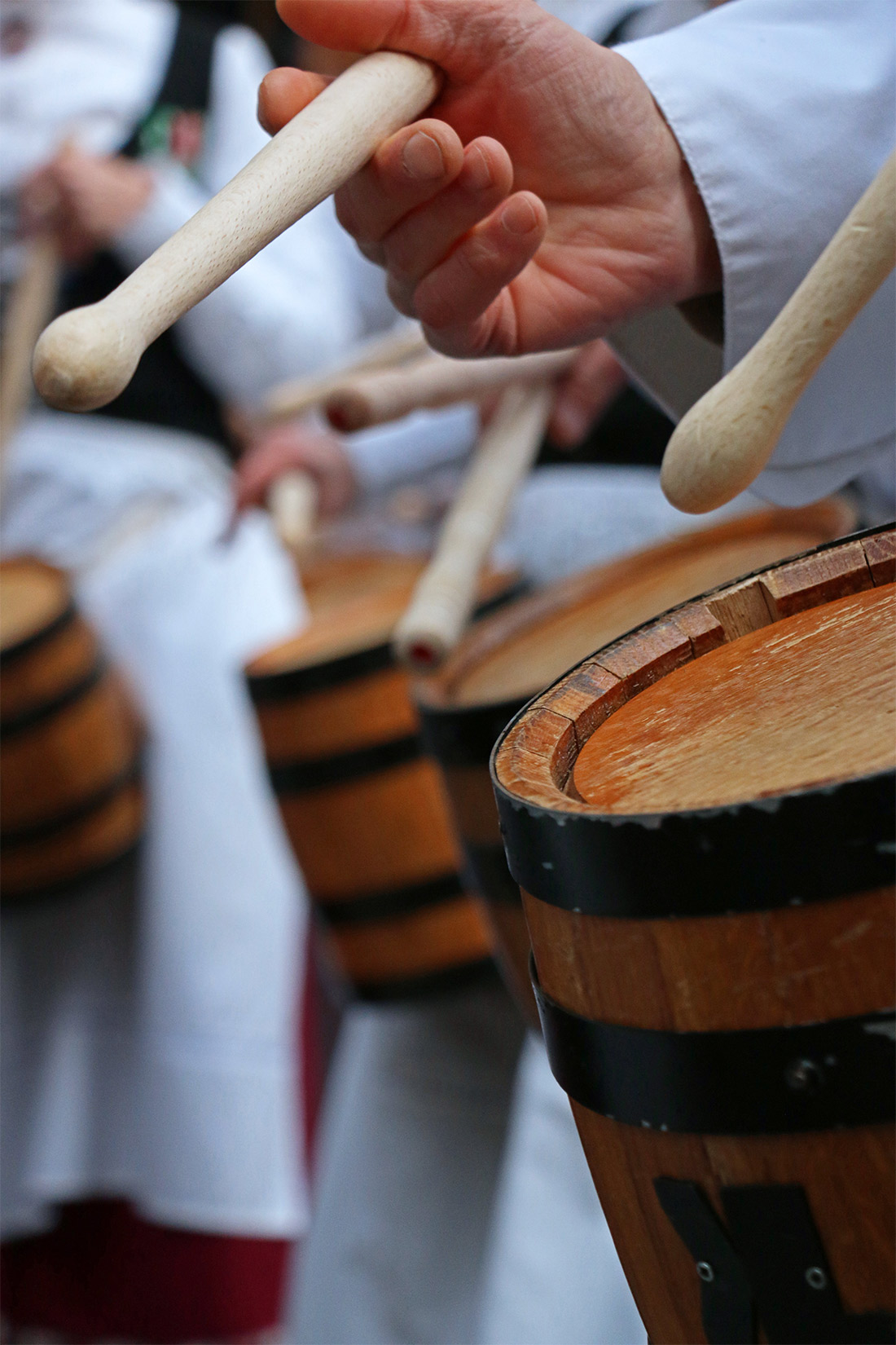 Barriles tocando la Marcha de la Tamborrada de San Sebastián.