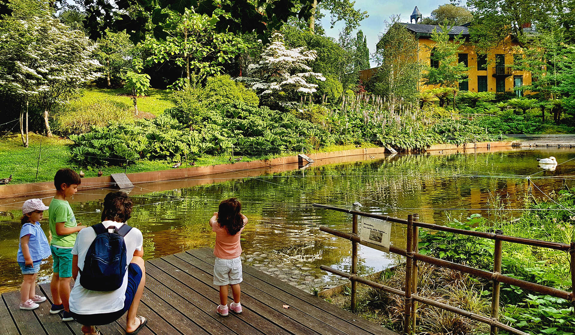 Familia con niños en el parque Cristina Enea, en San Sebastián.