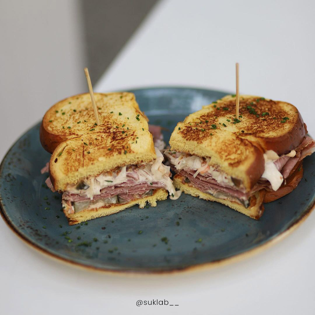 Sándwich de pastrami en Suklab, uno de los restaurantes donde comer en Antiguo, San Sebastián.