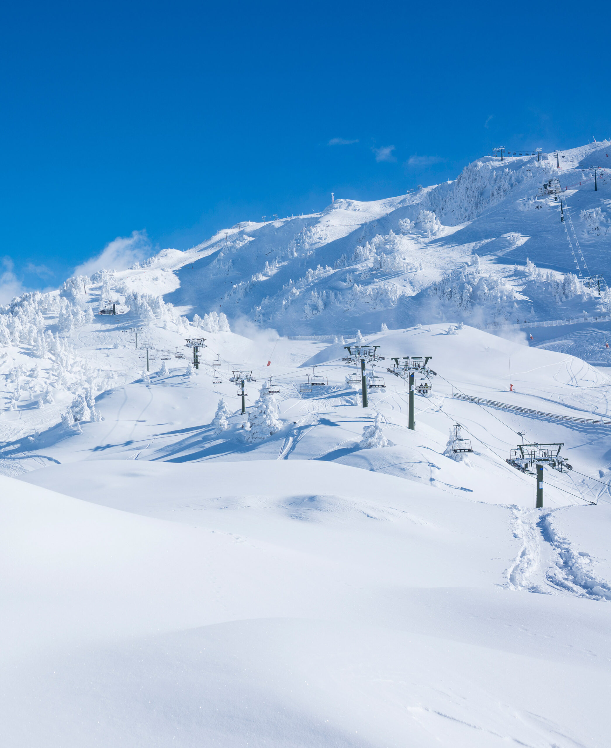 Telesilla hacia las pistas negras de la estación de esquí de Baqueira Beret.