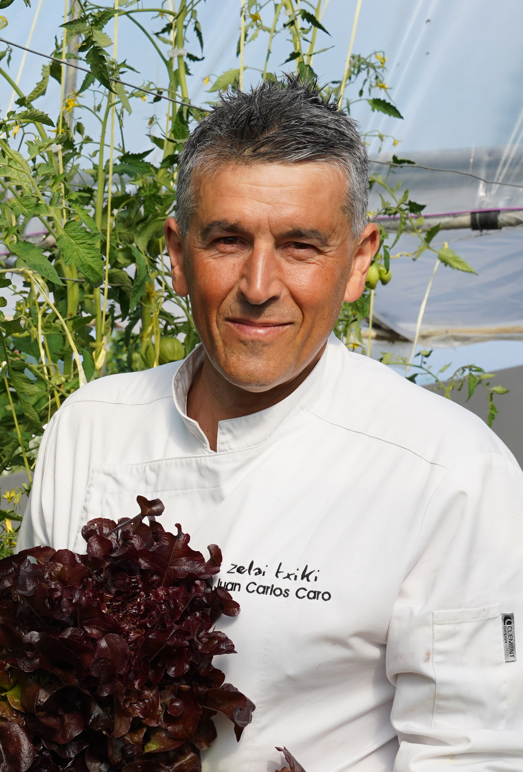 Chef del restaurante Zelai Txiki, cogiendo verduras de su huerta para hacer la receta para Navidad.