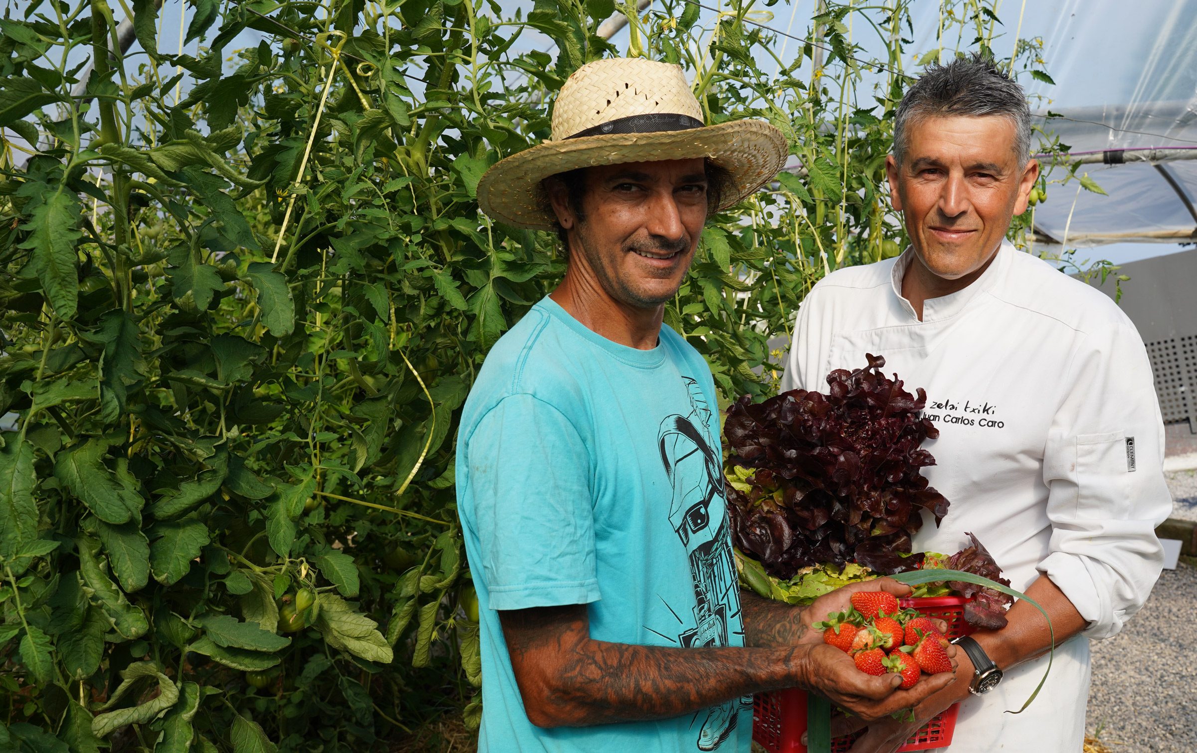 Chef del restaurante Zelai Txiki, cogiendo verduras de su huerta para hacer la receta para Navidad.