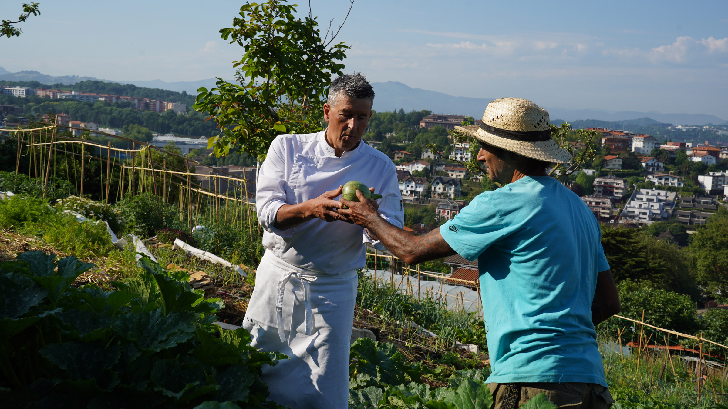 Chef del restaurante Zelai Txiki, cogiendo verduras de su huerta para hacer la receta para Navidad.