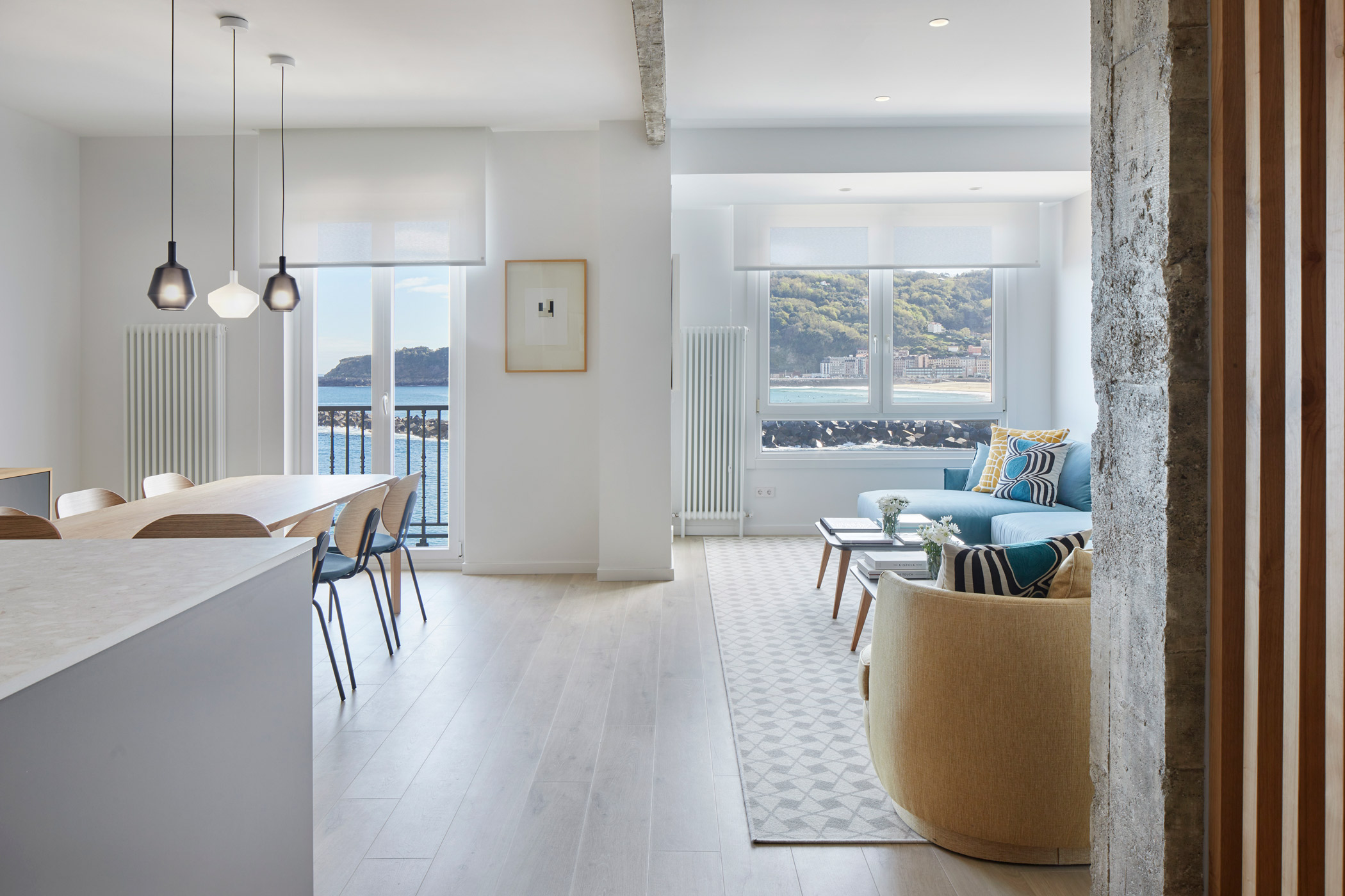 Salón con vistas a la playa de la Zurriola de un apartamento de temporada de FeelFree en San Sebastián.
