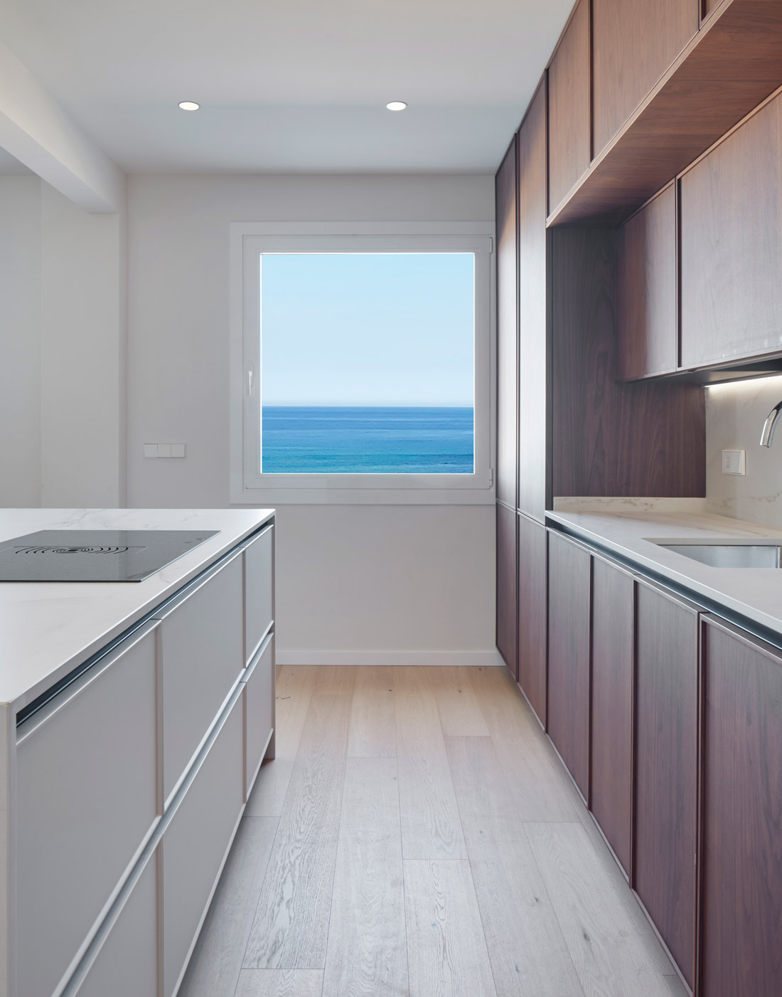 Cocina con vistas al mar del alquiler de temporada Saltwater, en San Sebastián, de FeelFree.