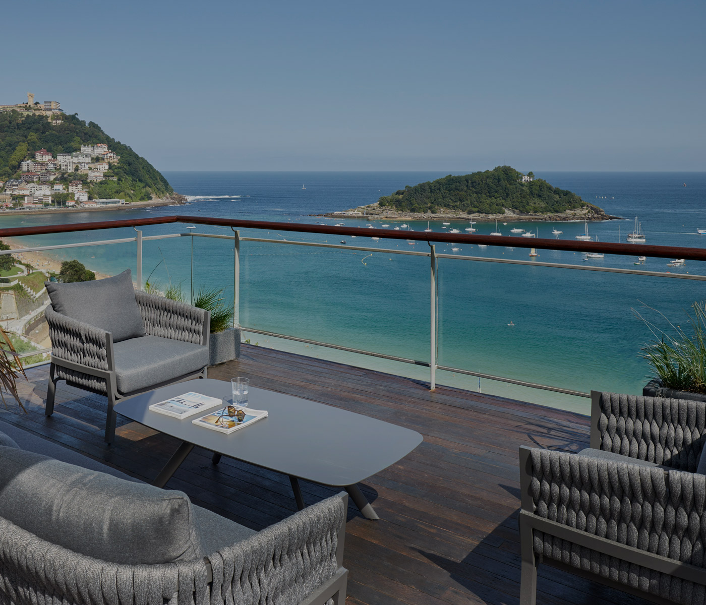 Terraza con vistas panorámicas a la playa de La Concha desde uno de los alquileres de temporada de FeelFree en San Sebastián.